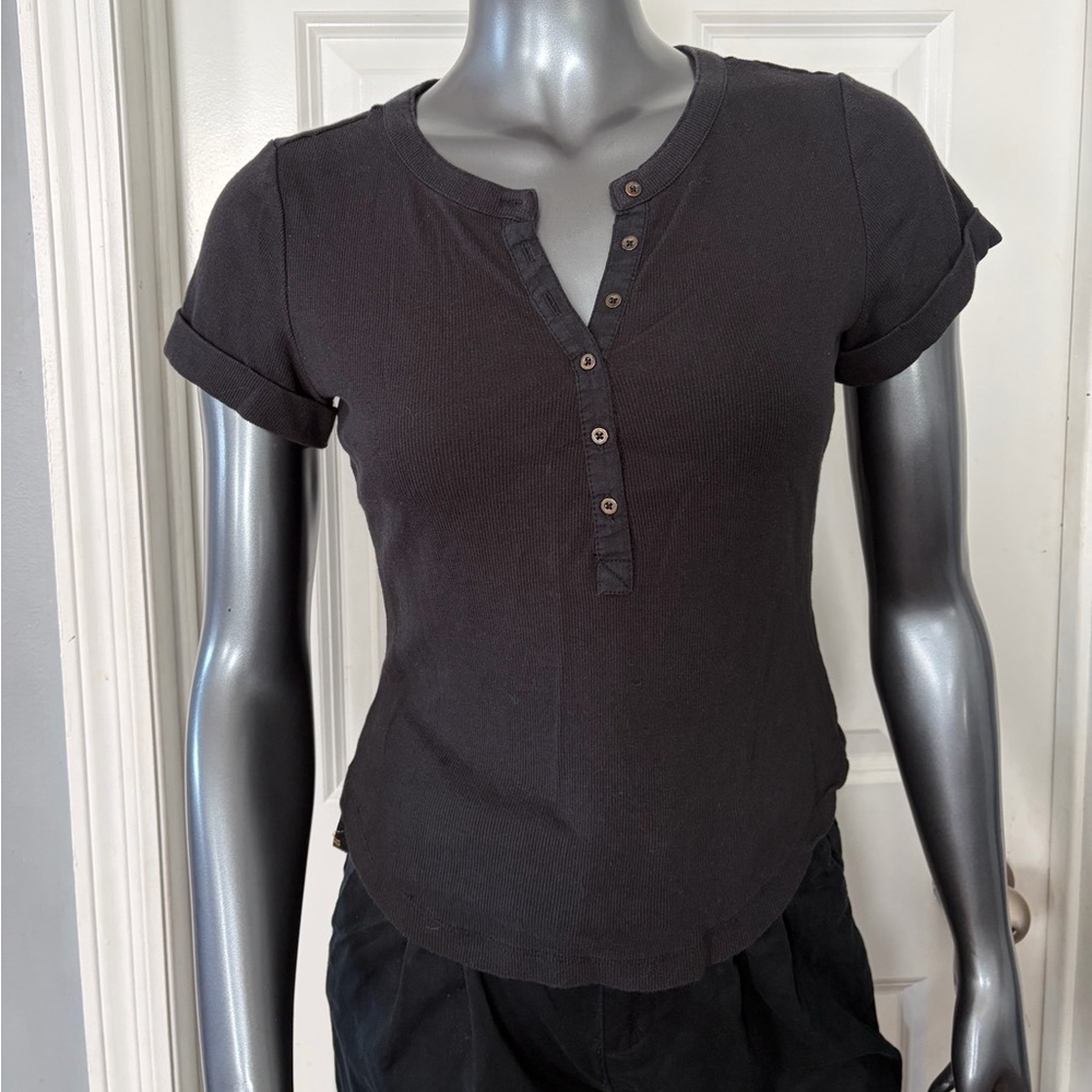 PILCRO Ribbed Black Short-Sleeve Henley Tee